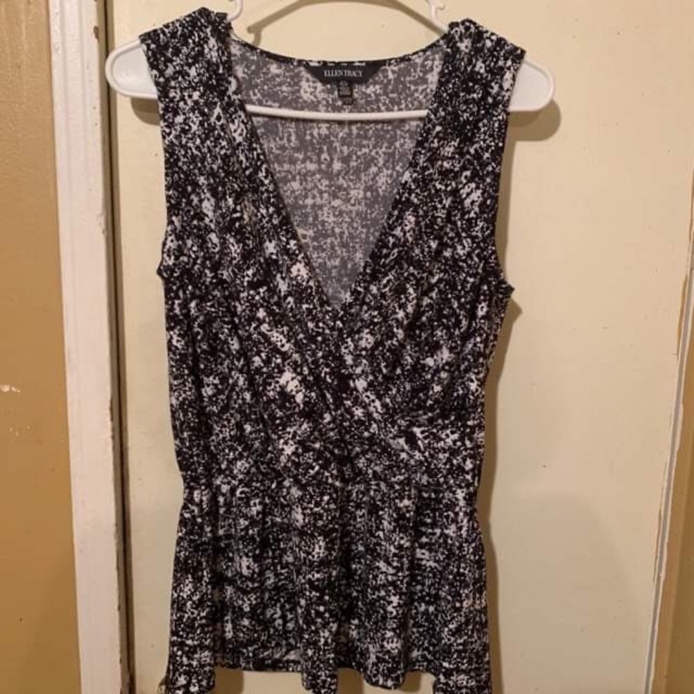 🧡SALE $6 This is a Ellen Tracy silky blouse.